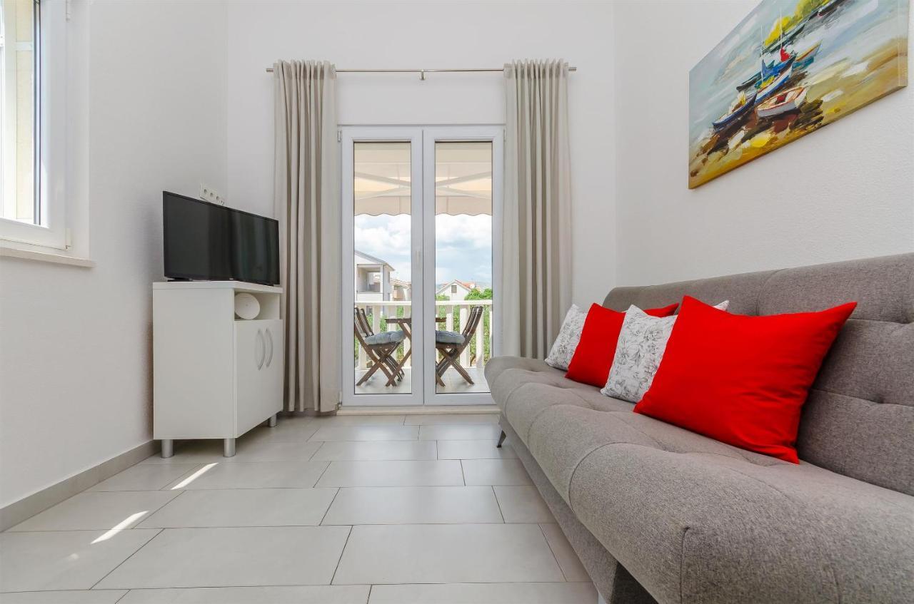 Apartments And Room Maestral Trogir Exteriör bild