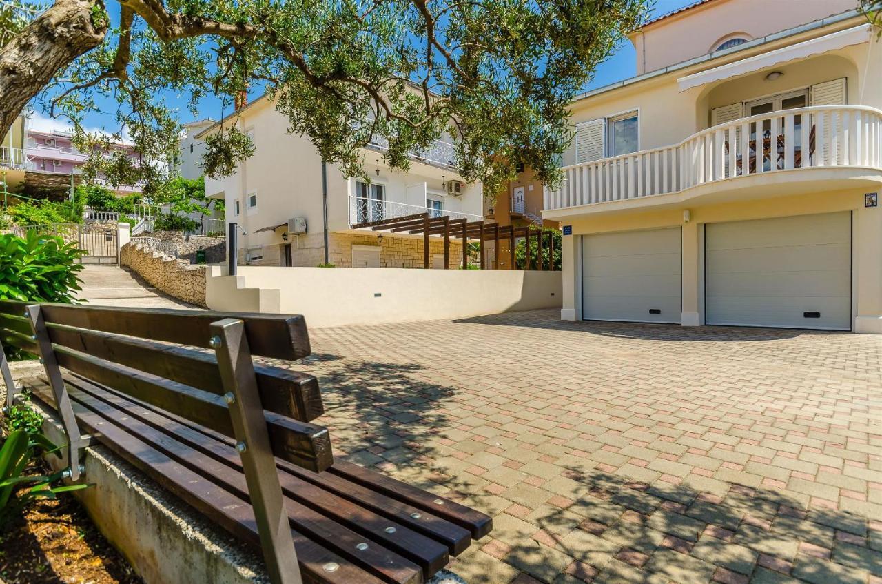 Apartments And Room Maestral Trogir Exteriör bild