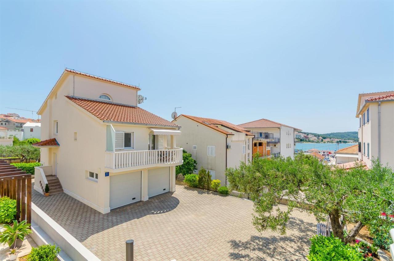 Apartments And Room Maestral Trogir Exteriör bild