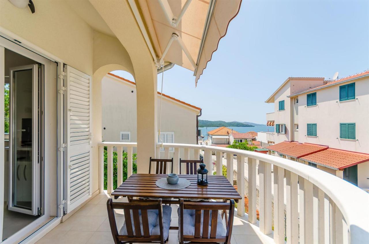 Apartments And Room Maestral Trogir Exteriör bild