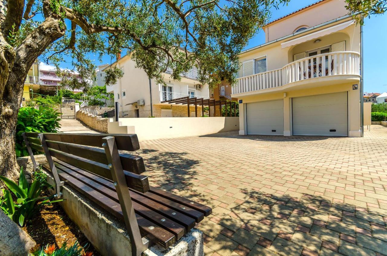 Apartments And Room Maestral Trogir Exteriör bild