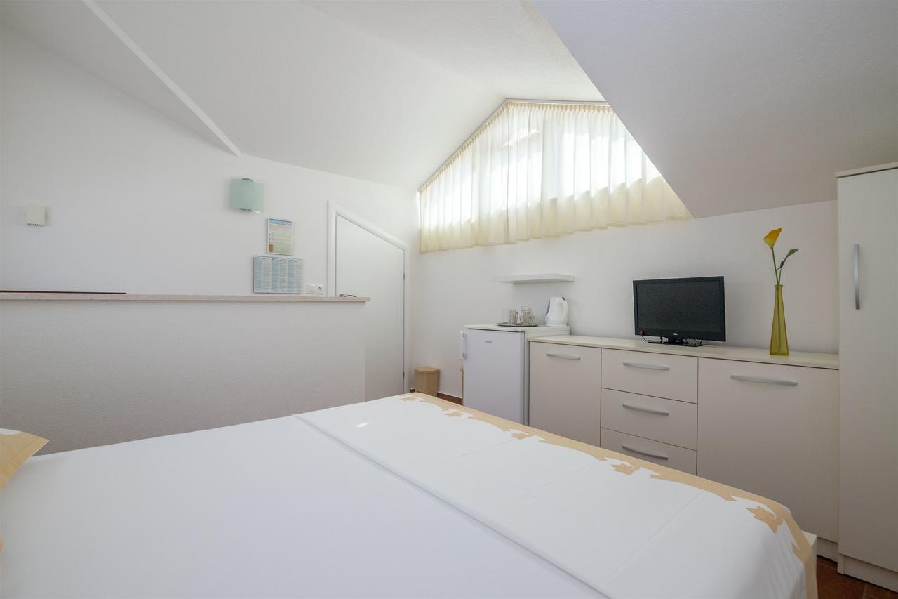 Apartments And Room Maestral Trogir Exteriör bild