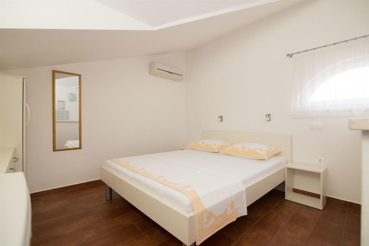 Apartments And Room Maestral Trogir Exteriör bild