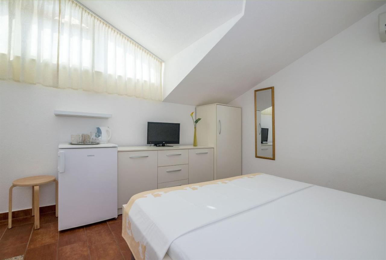 Apartments And Room Maestral Trogir Exteriör bild